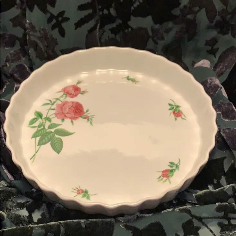 Christine Holm White Ruffled Edge Porcelain Quiche or Pie Dish Roses Pre Owned
